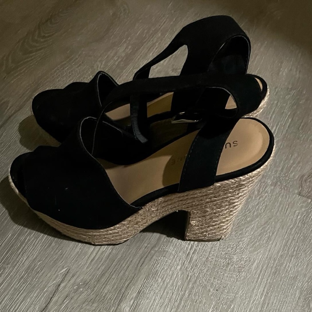 I’m selling heels only worn a few times.